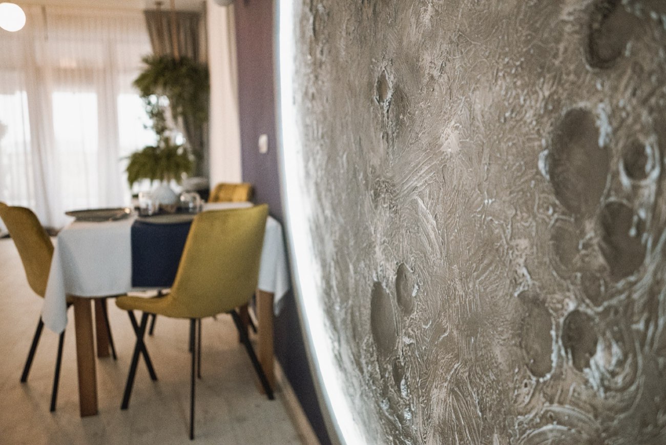 Detaliu cu luna luminoasă în relief de pe peretele salonului